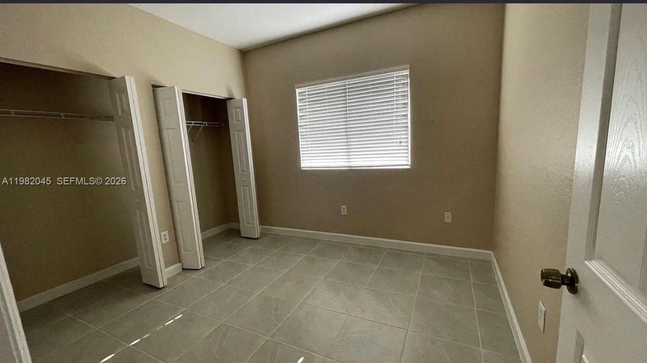 390 Ne 35th Ave - Photo 6 of 18