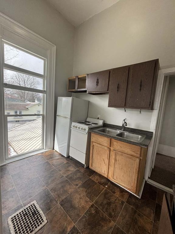 221 N Columbia St Apt E - Photo 2 of 5