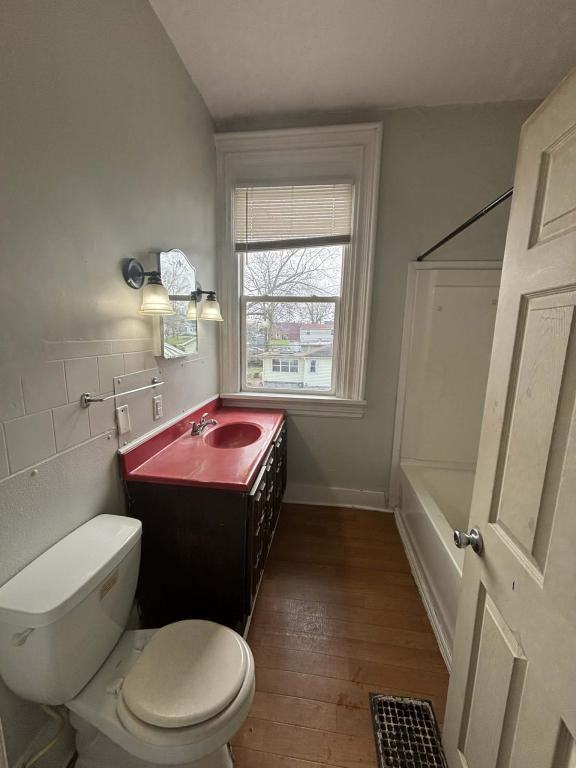 221 N Columbia St Apt E - Photo 5 of 5