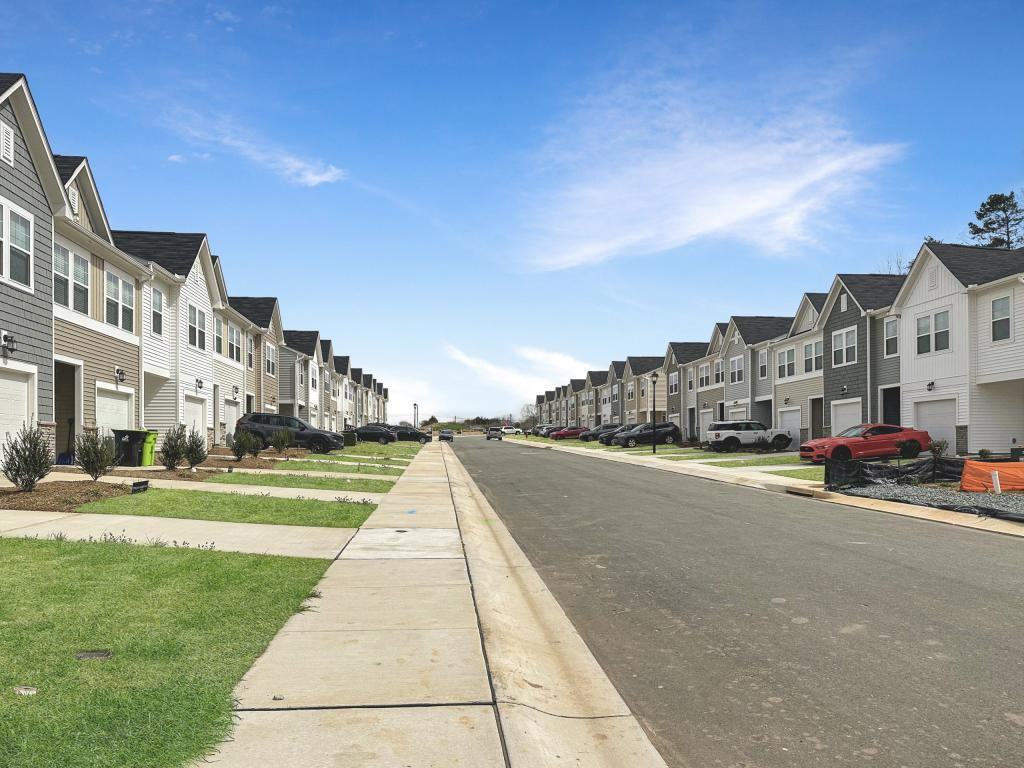 911 Pilot St - Photo 2 of 22