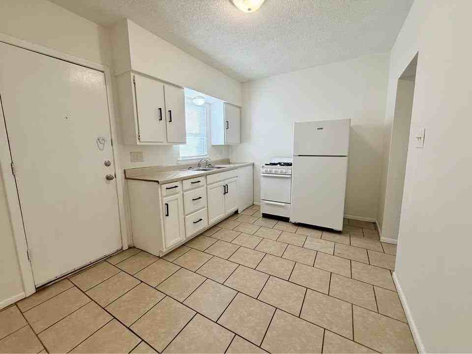 614 Sunset Dr - Photo 3 of 8