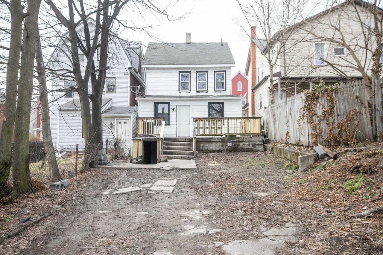 213 Willow Ave - Photo 3 of 40