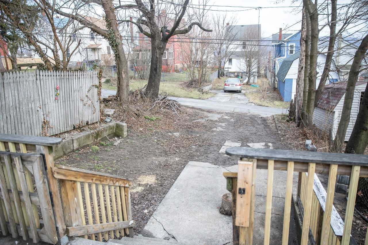 213 Willow Ave - Photo 5 of 40