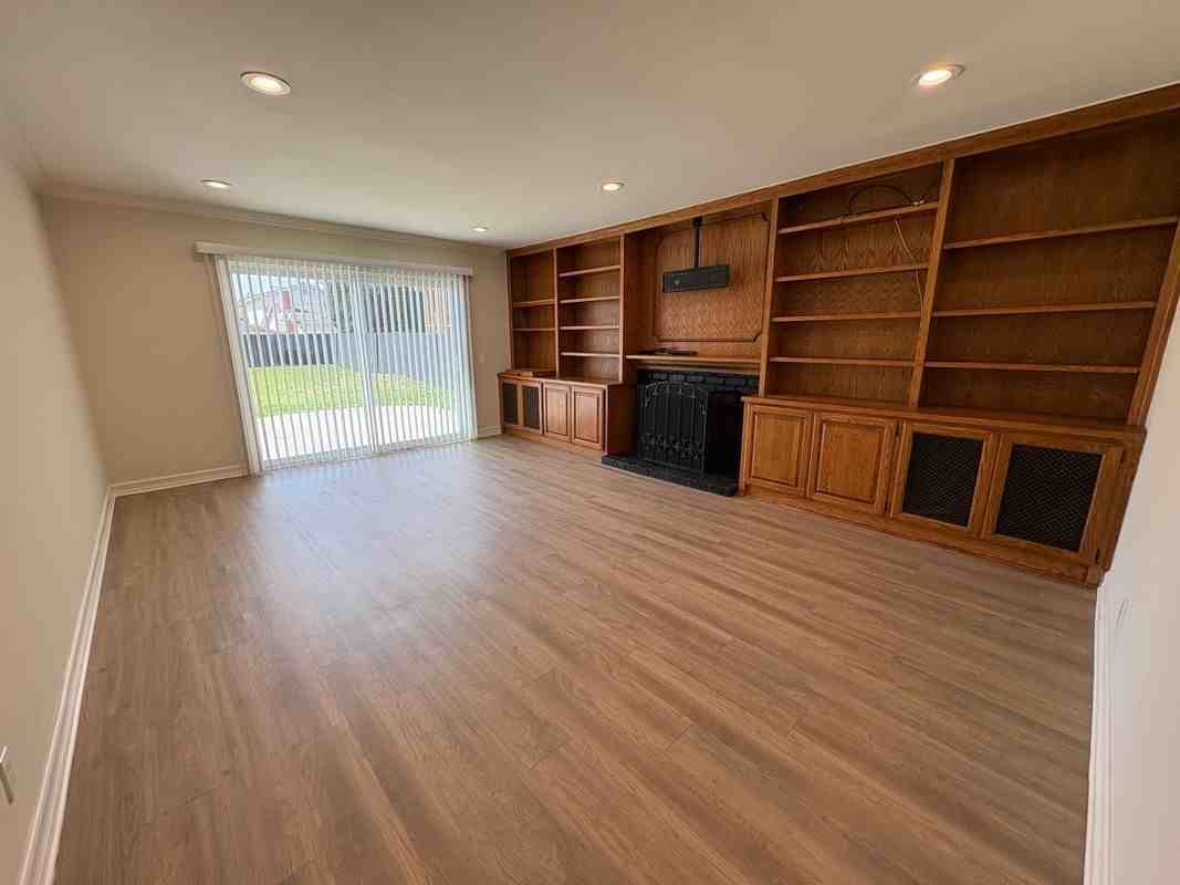 16427 Rosewood St - Photo 3 of 36