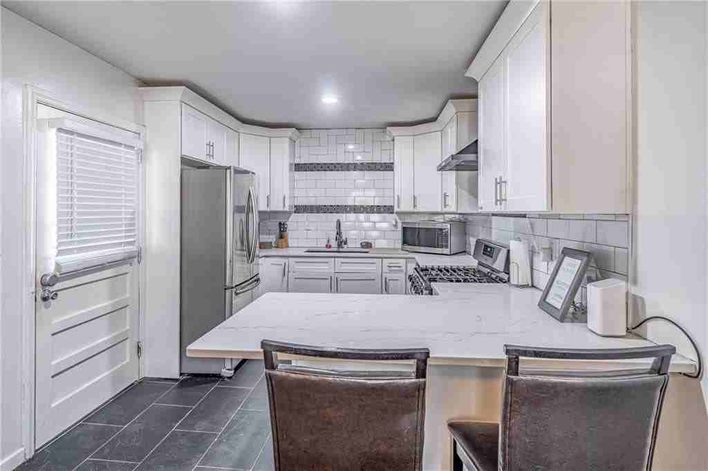 2456 Harwood Dr - Photo 2 of 15