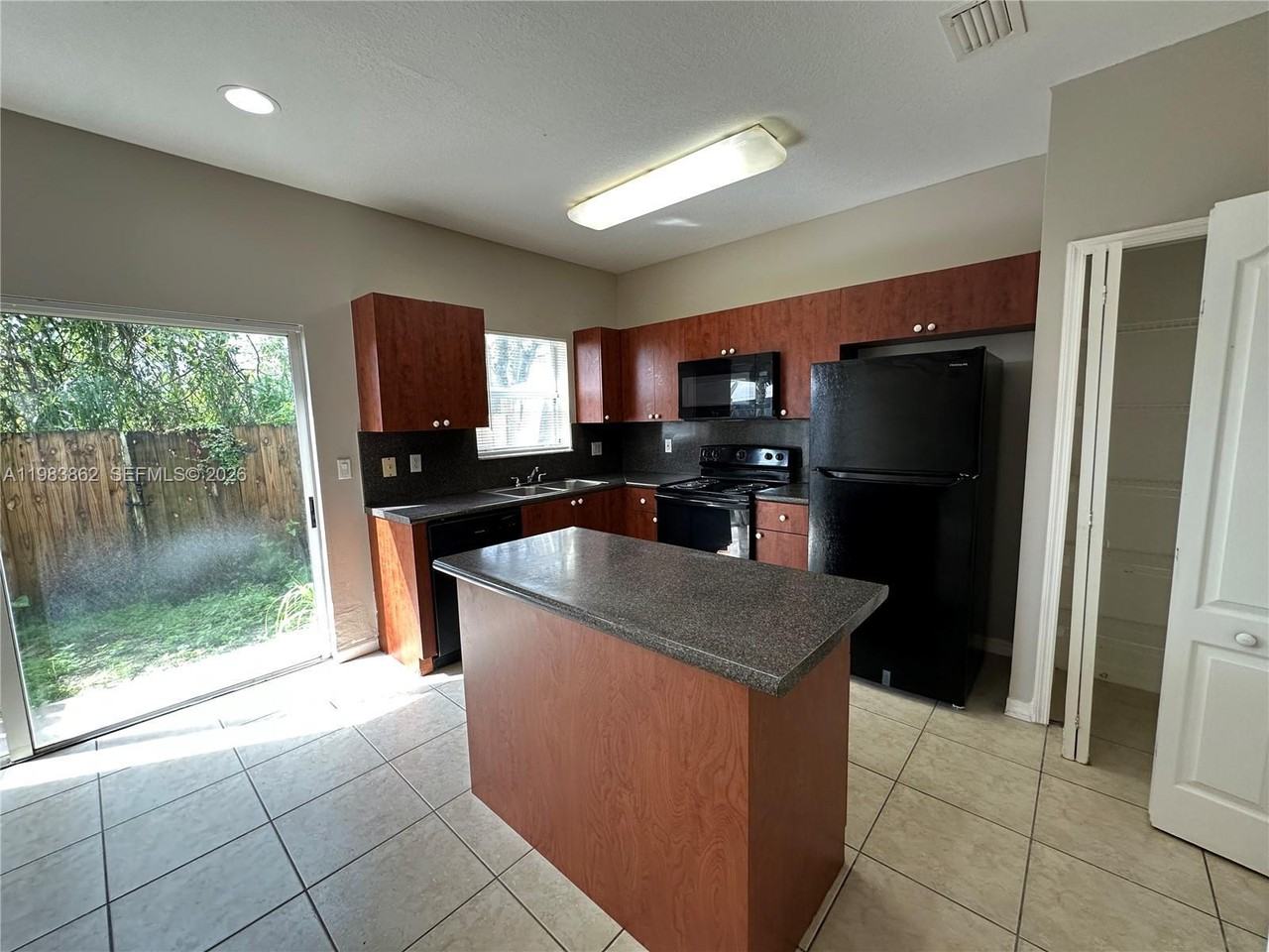 1536 Se 31st Ct #1536 - Photo 5 of 25