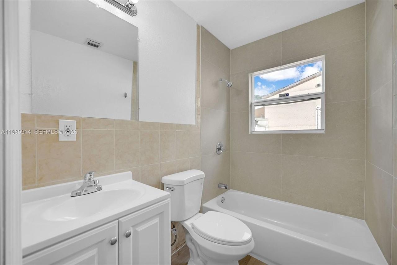 299 Nw 43rd St #ST - Photo 4 of 46