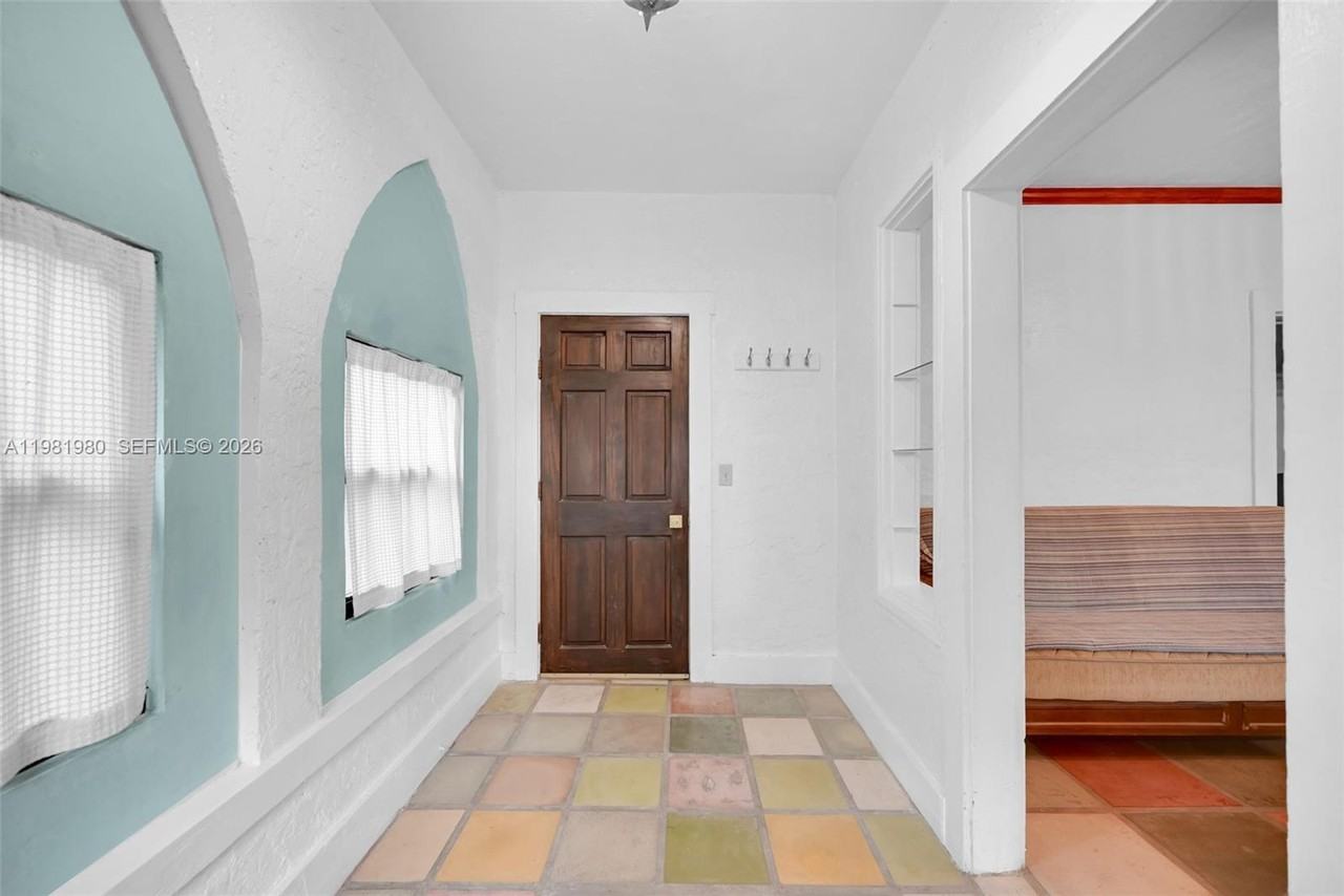 528 Nw 47th St #2 - Photo 3 of 34