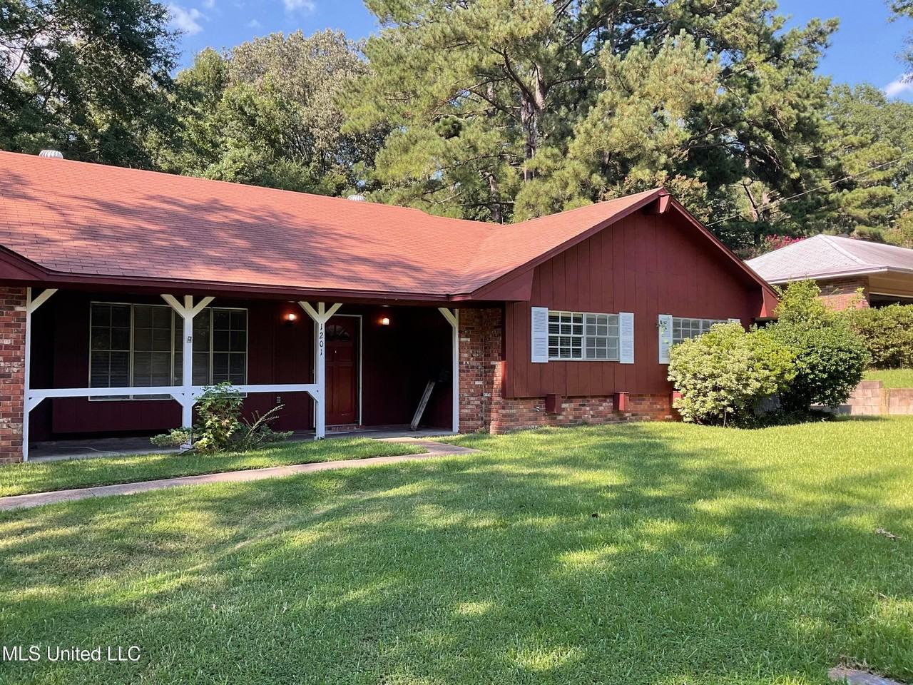 1201 Pineview Dr - Photo 2 of 15