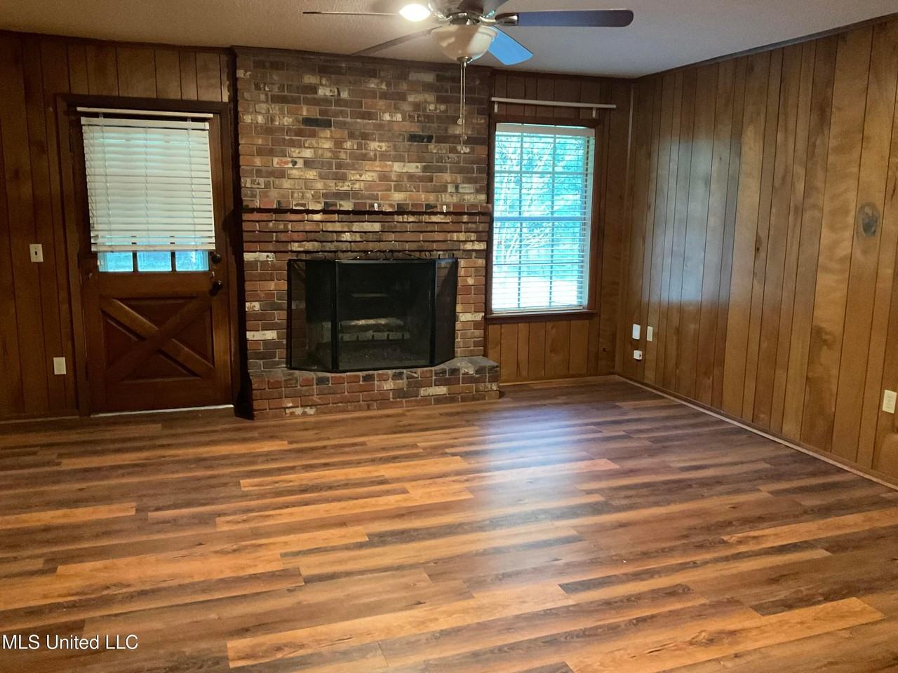 1201 Pineview Dr - Photo 3 of 15