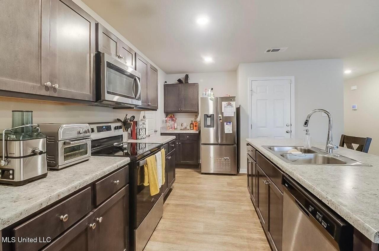 2520 Esplanade St - Photo 6 of 31