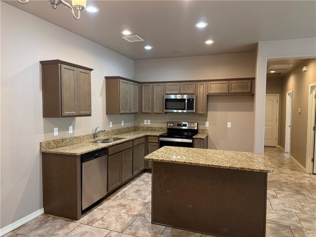 3530 N Irving St - Photo 3 of 8