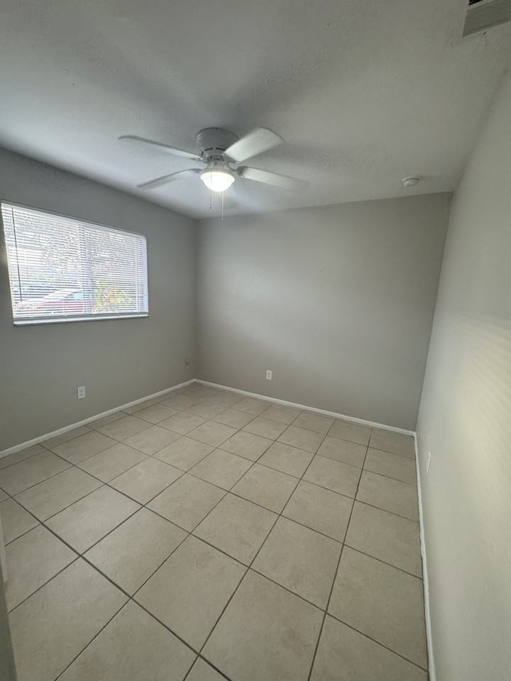 533 Se 6th Ter #2 - Photo 6 of 10