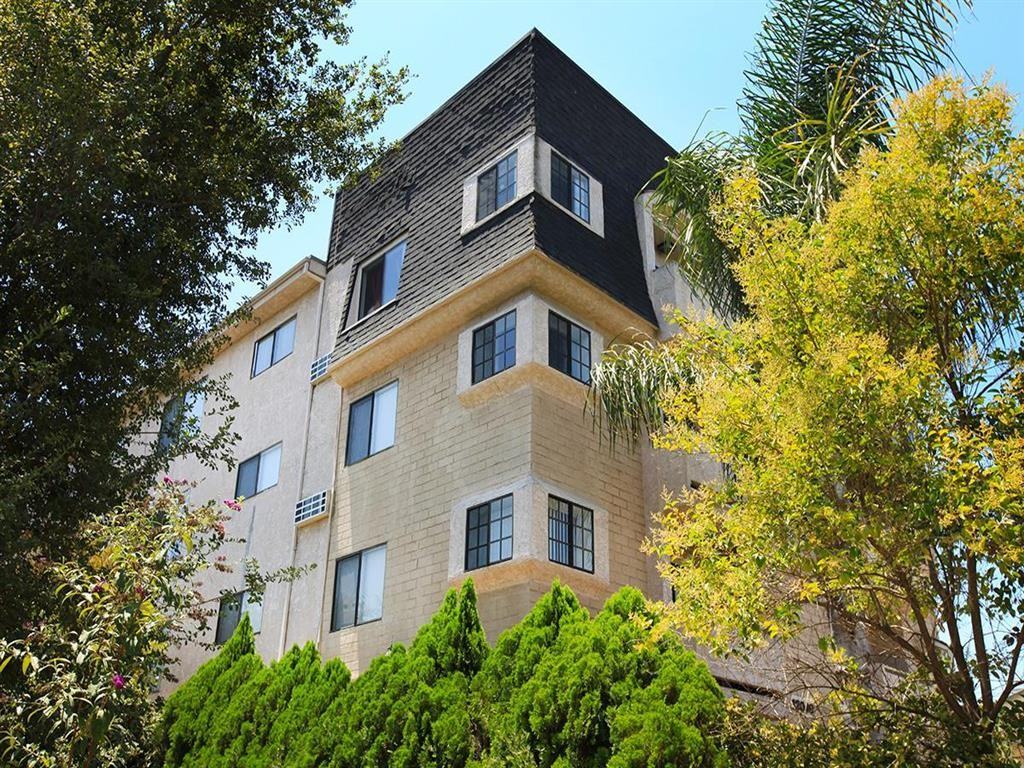 Chateau Emelita Apartments - Photo 2 of 12