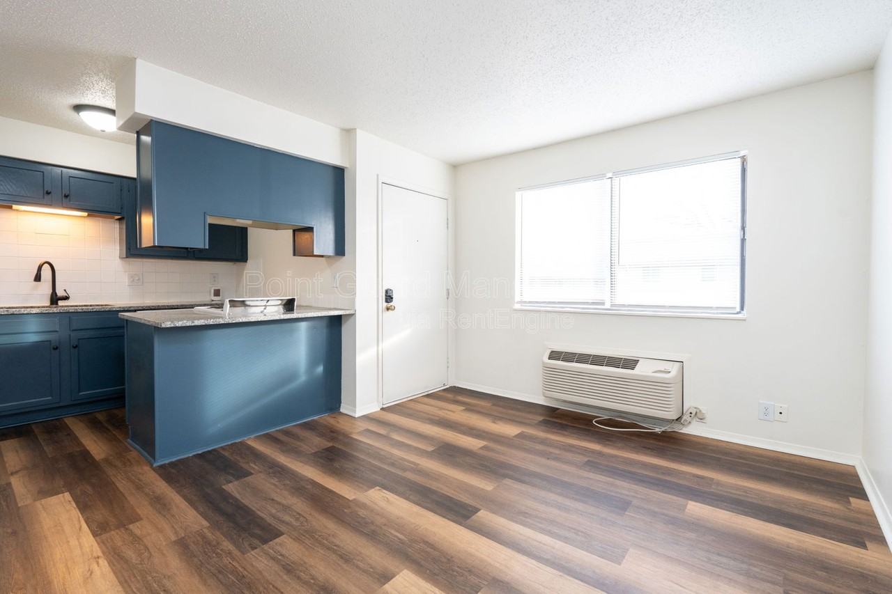 2733 N Amidon Ave #4 - Photo 4 of 37