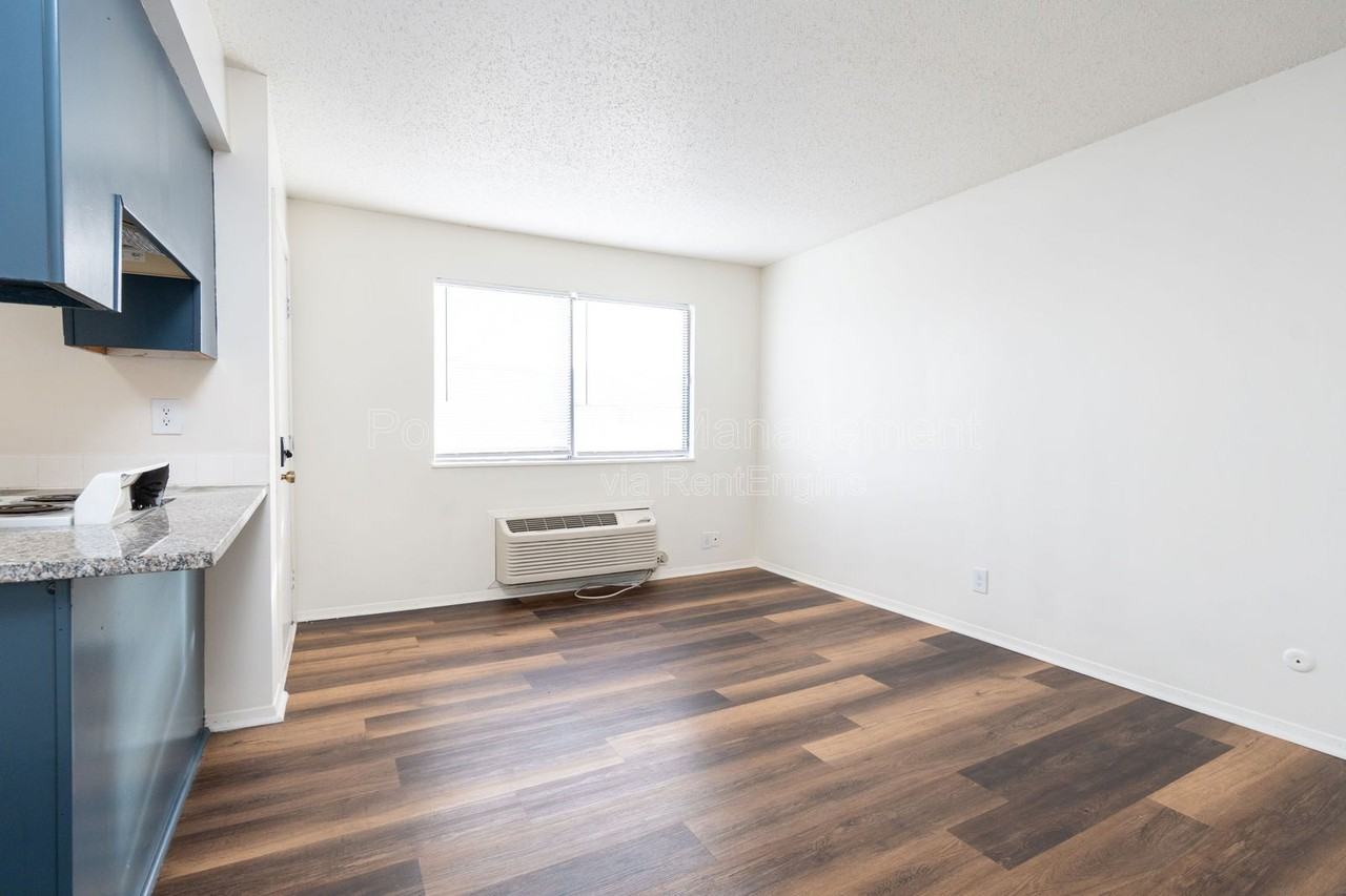 2733 N Amidon Ave #4 - Photo 5 of 37