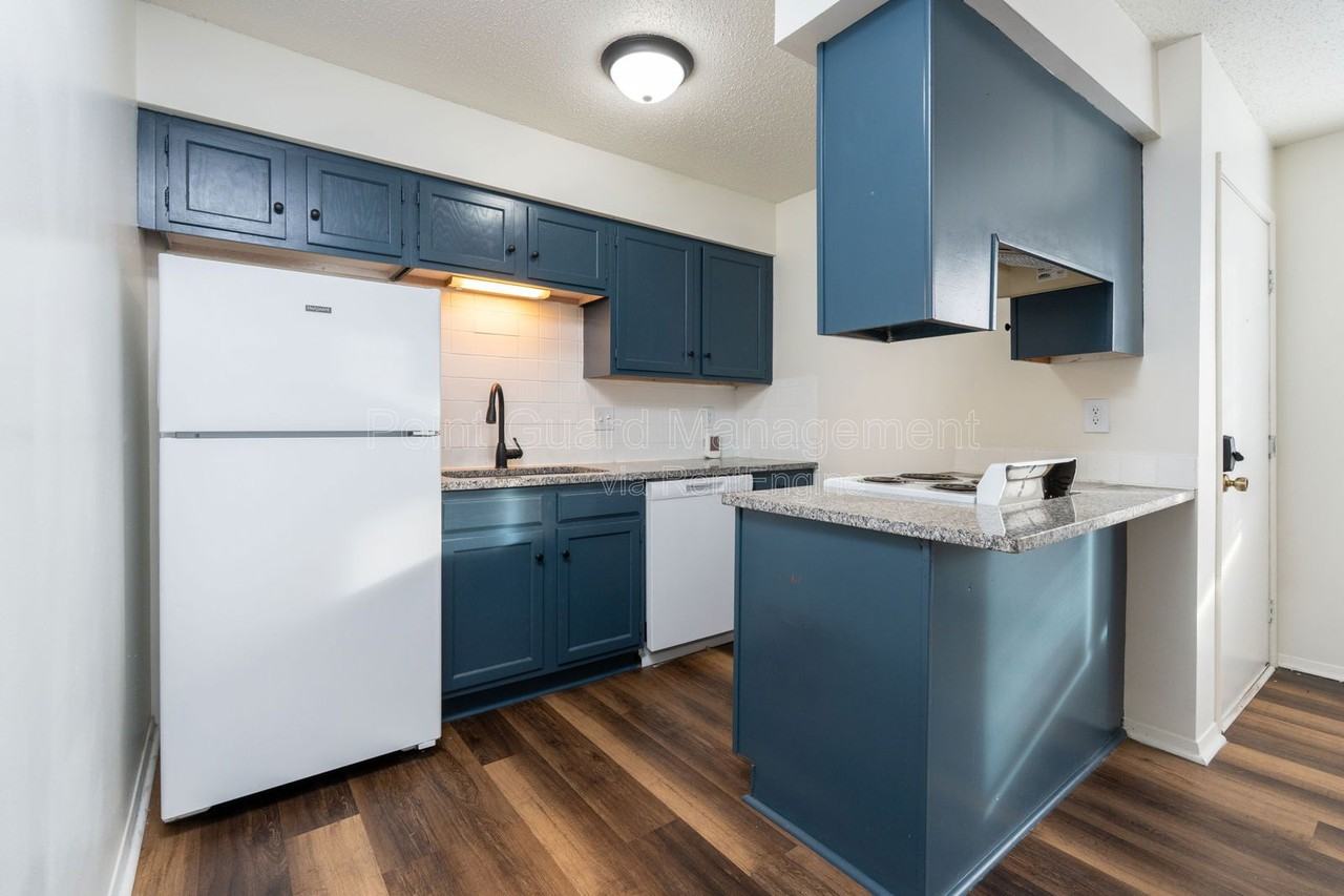 2733 N Amidon Ave #4 - Photo 6 of 37