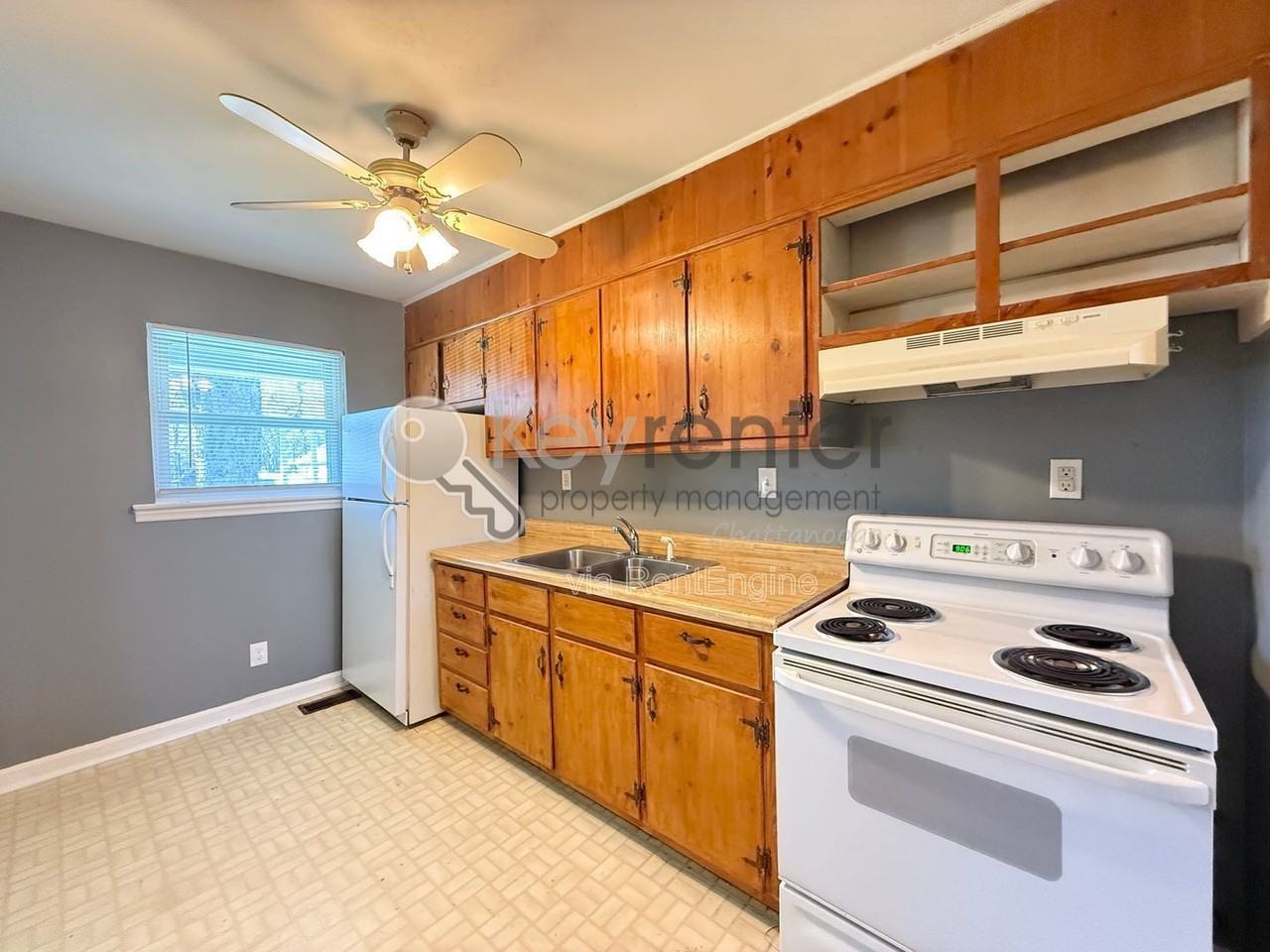 221 Robert E Lee St #B - Photo 3 of 10