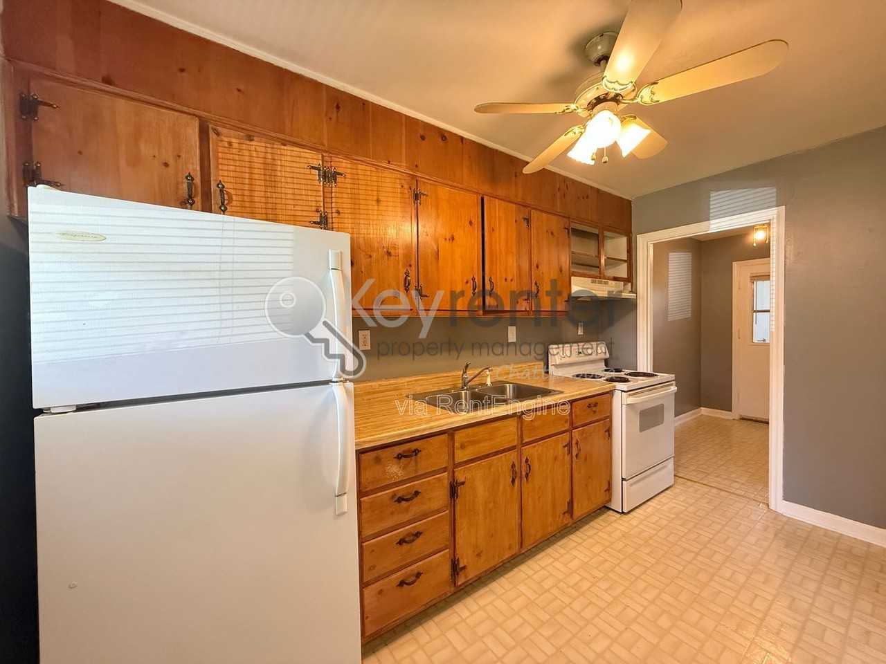 221 Robert E Lee St #B - Photo 4 of 10