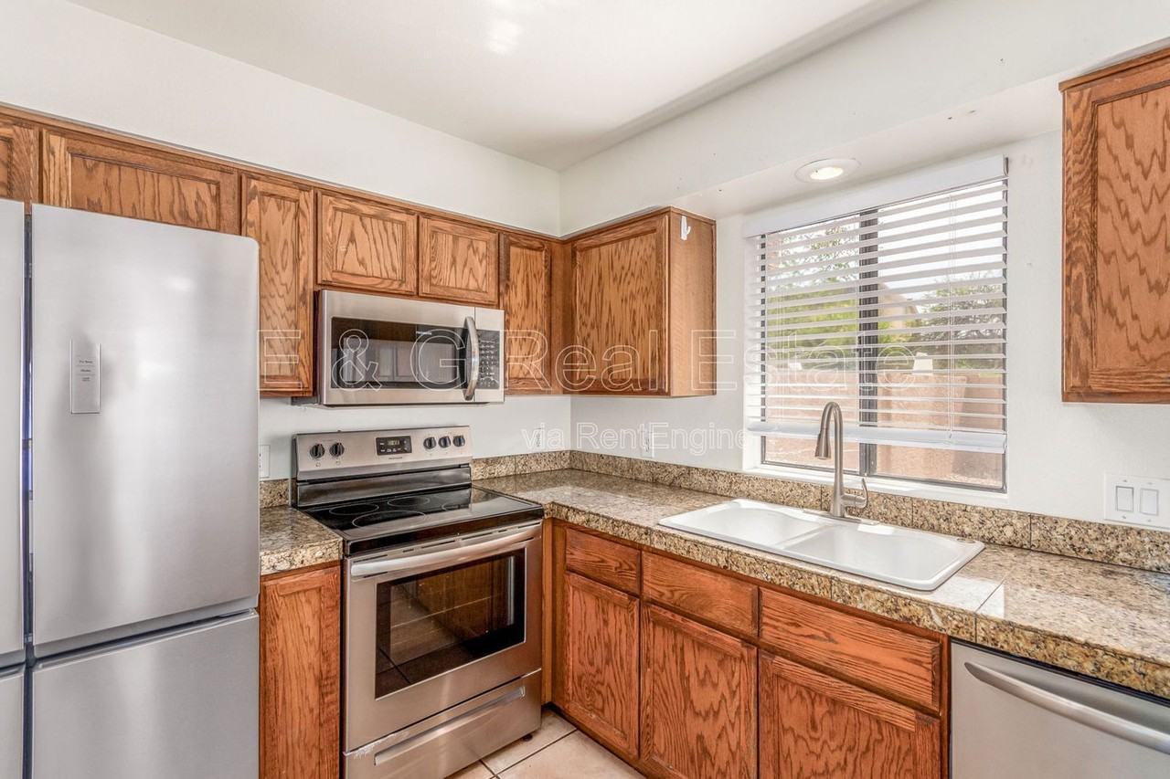 13627 N Hamilton Dr #102 - Photo 6 of 27