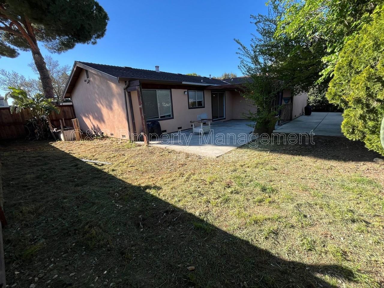 930 Amaretto Dr - Photo 2 of 18