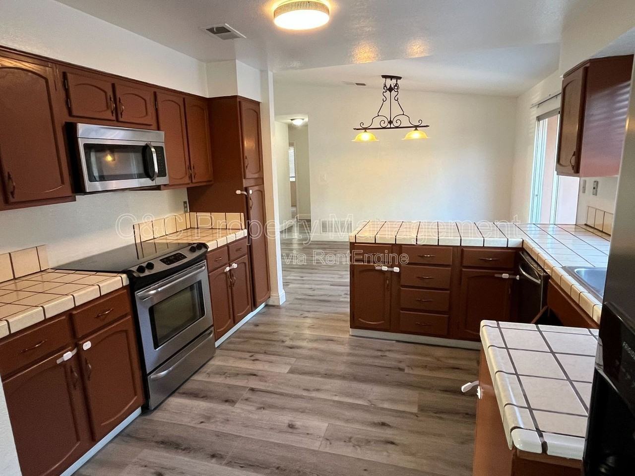 930 Amaretto Dr - Photo 3 of 18