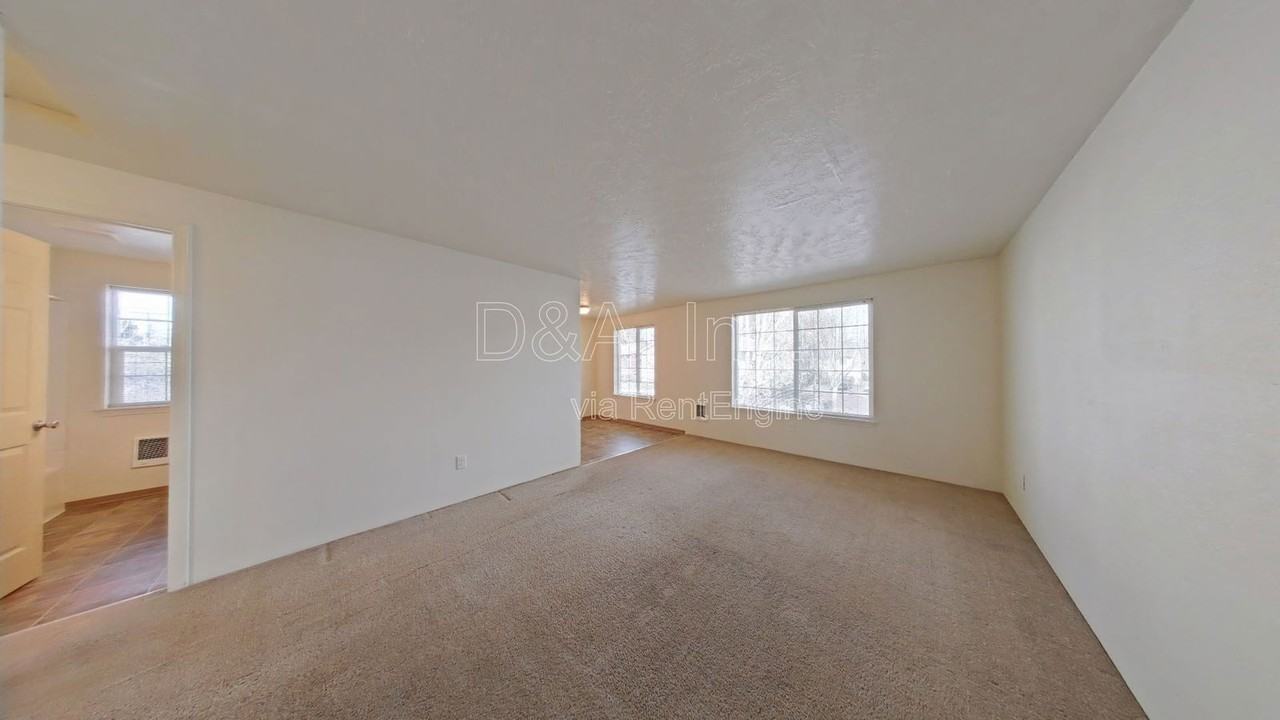 325 Se Lilly Ave #D - Photo 3 of 18