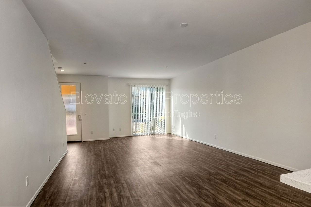 2872 C St - Photo 4 of 35