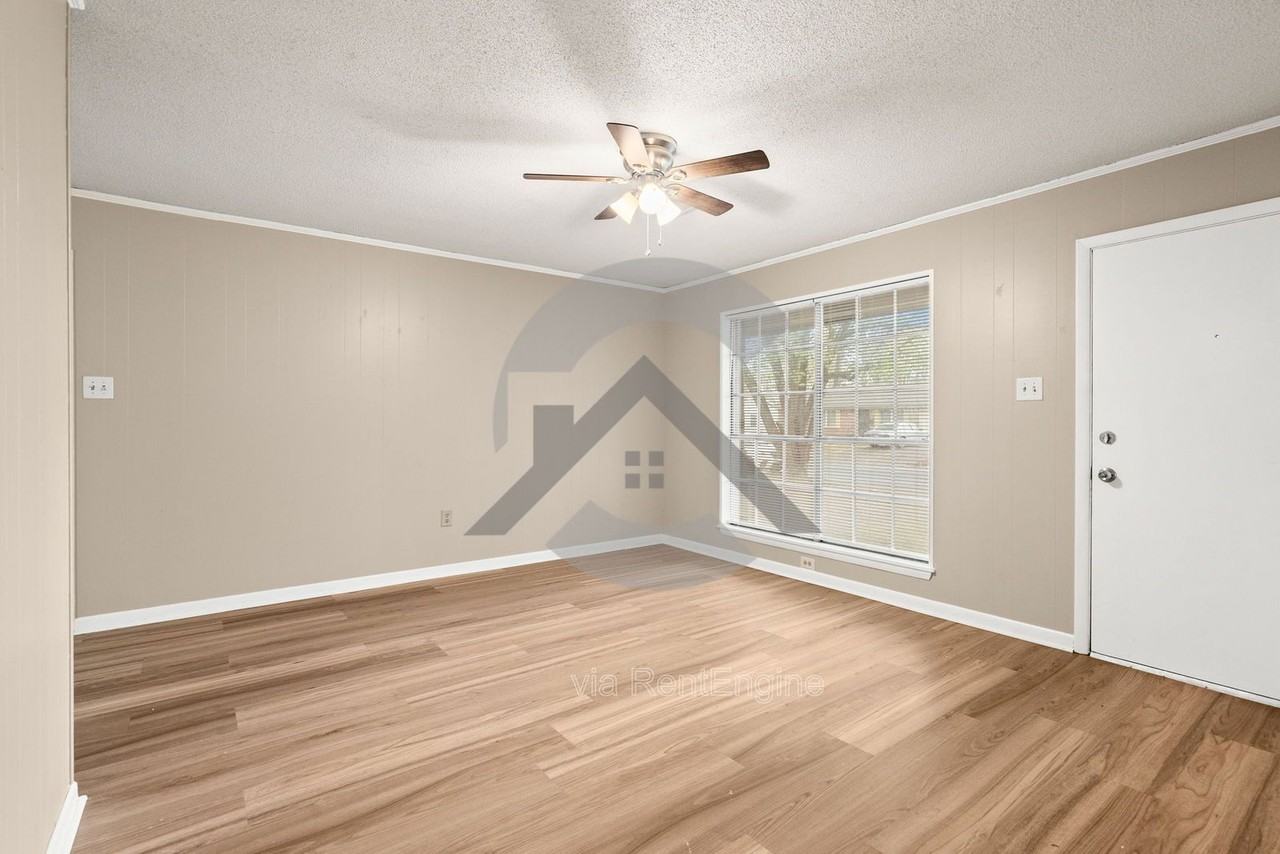 2403 Broadview Ave - Photo 3 of 17