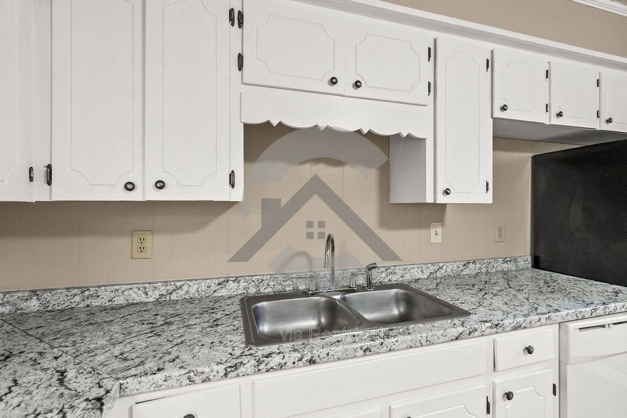 2403 Broadview Ave - Photo 5 of 17