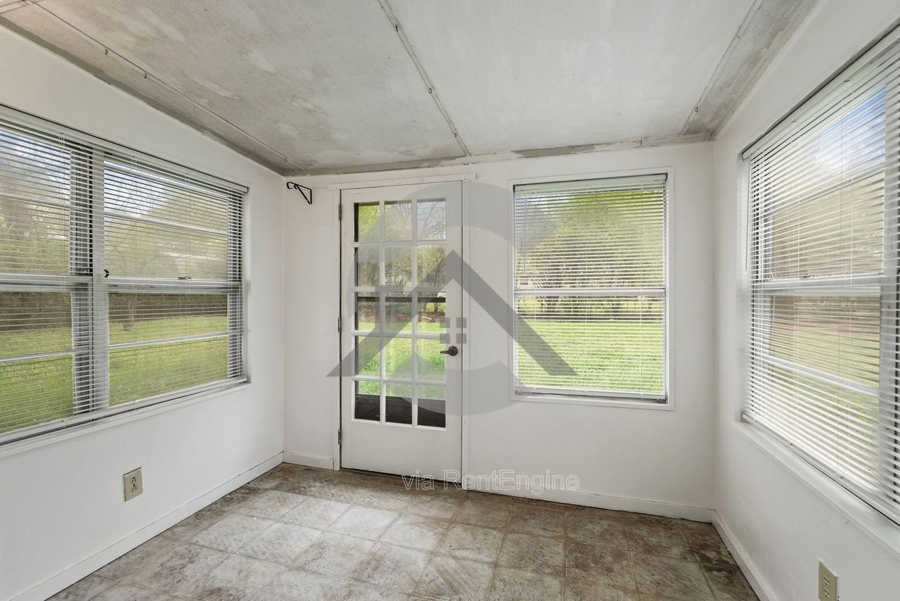 2403 Broadview Ave - Photo 7 of 17