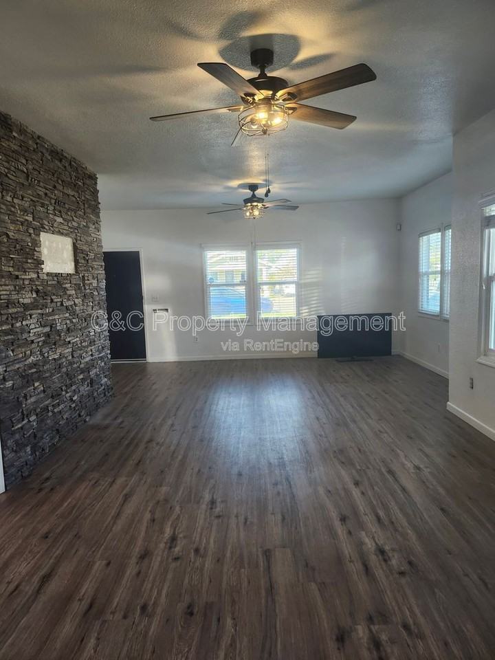 765 E San Joaquin Ave - Photo 5 of 23