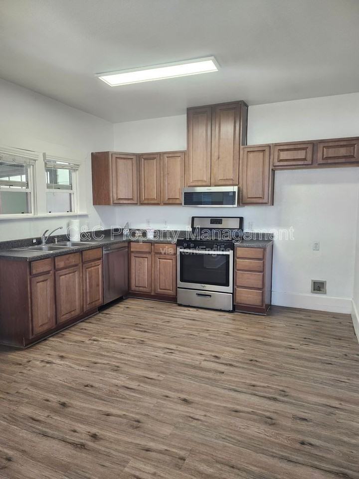 765 E San Joaquin Ave - Photo 7 of 23