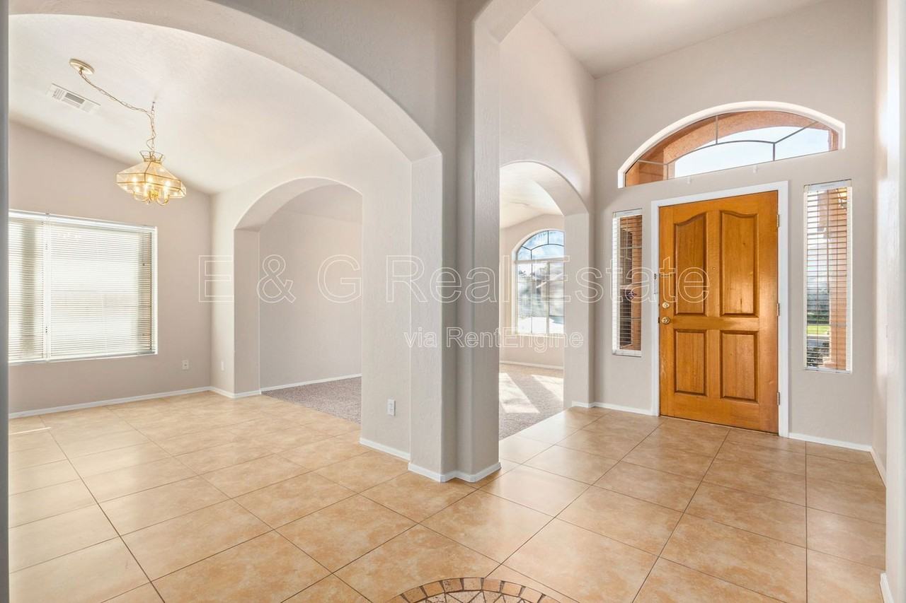 5682 W Ross Dr - Photo 3 of 33