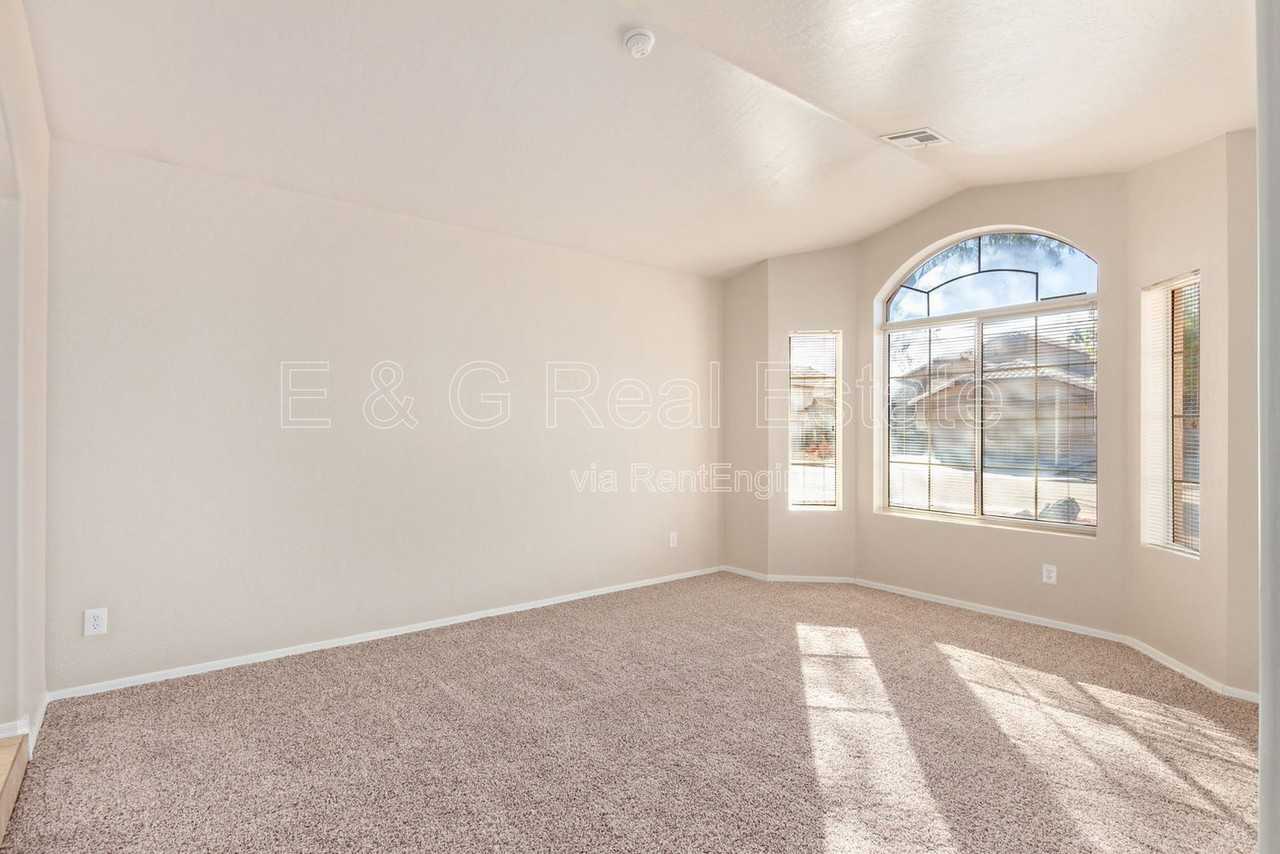 5682 W Ross Dr - Photo 4 of 33