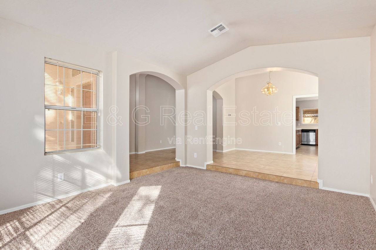 5682 W Ross Dr - Photo 5 of 33