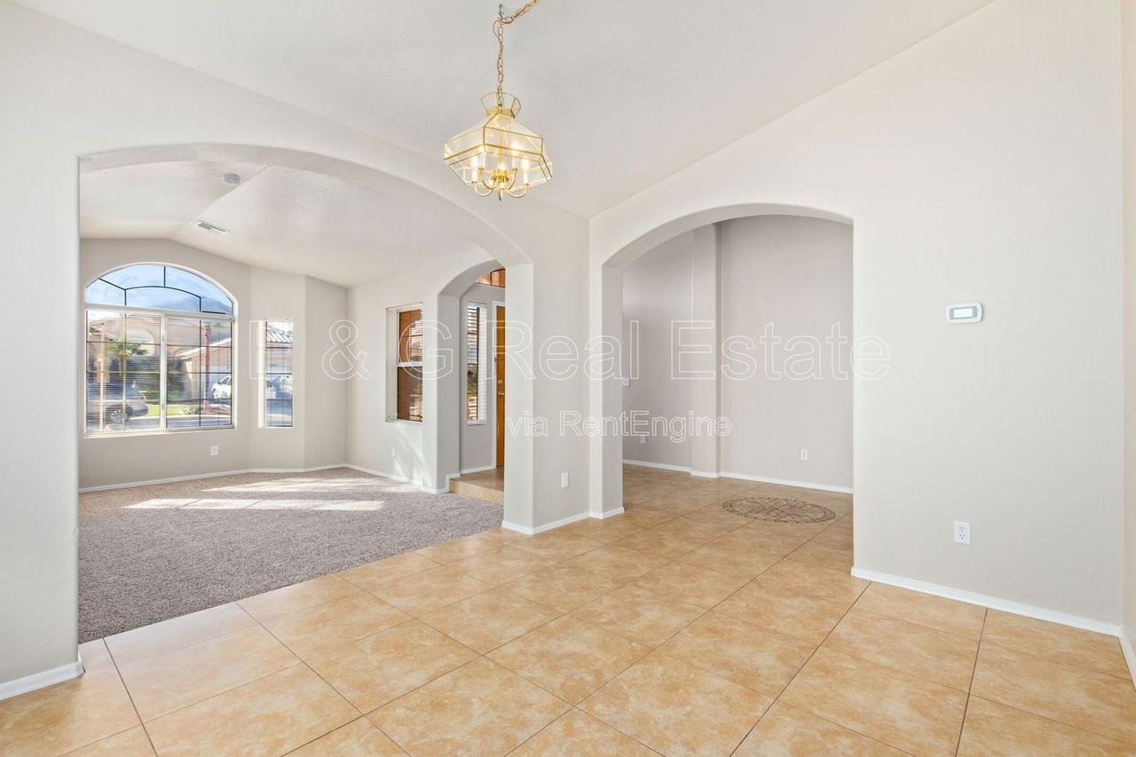 5682 W Ross Dr - Photo 6 of 33