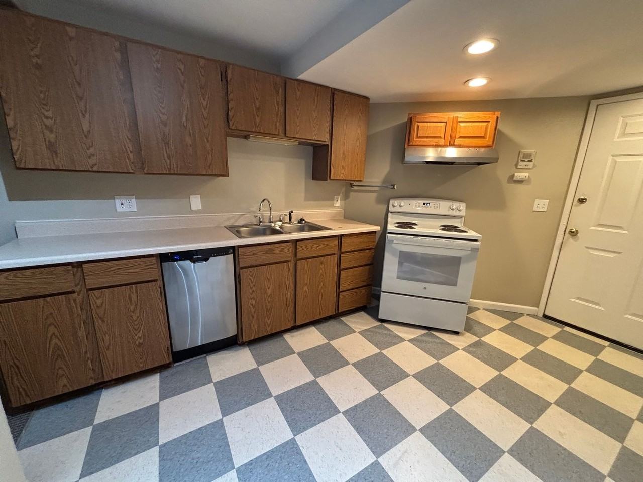 Welcome to Roycroft! A beautiful turn of the century property in Capitol Hill! First month free! - Photo 4 of 50