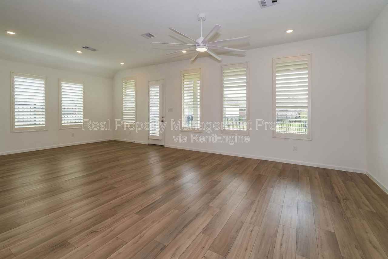 2513 Seneca Lake Dr - Photo 2 of 21