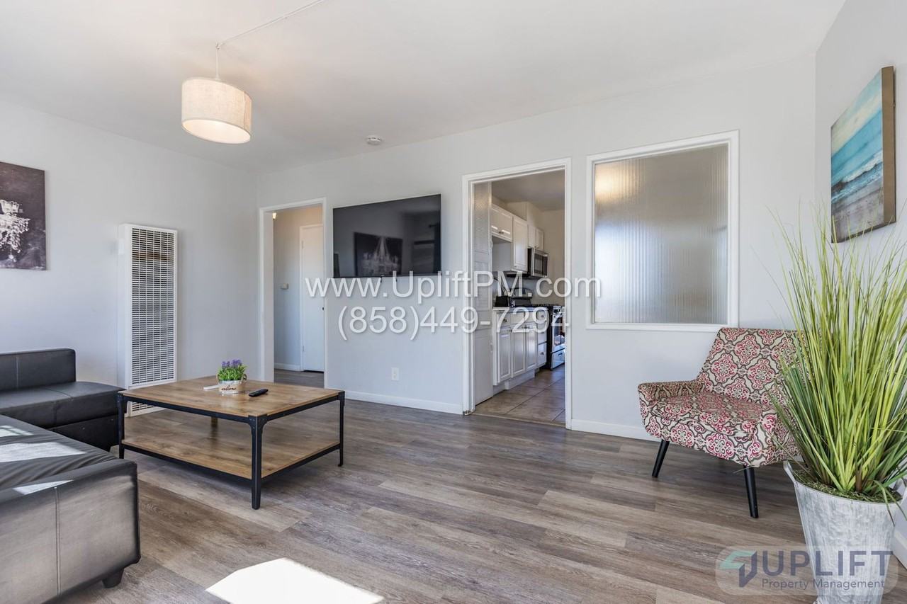 4833 Castle Ave - Photo 6 of 45