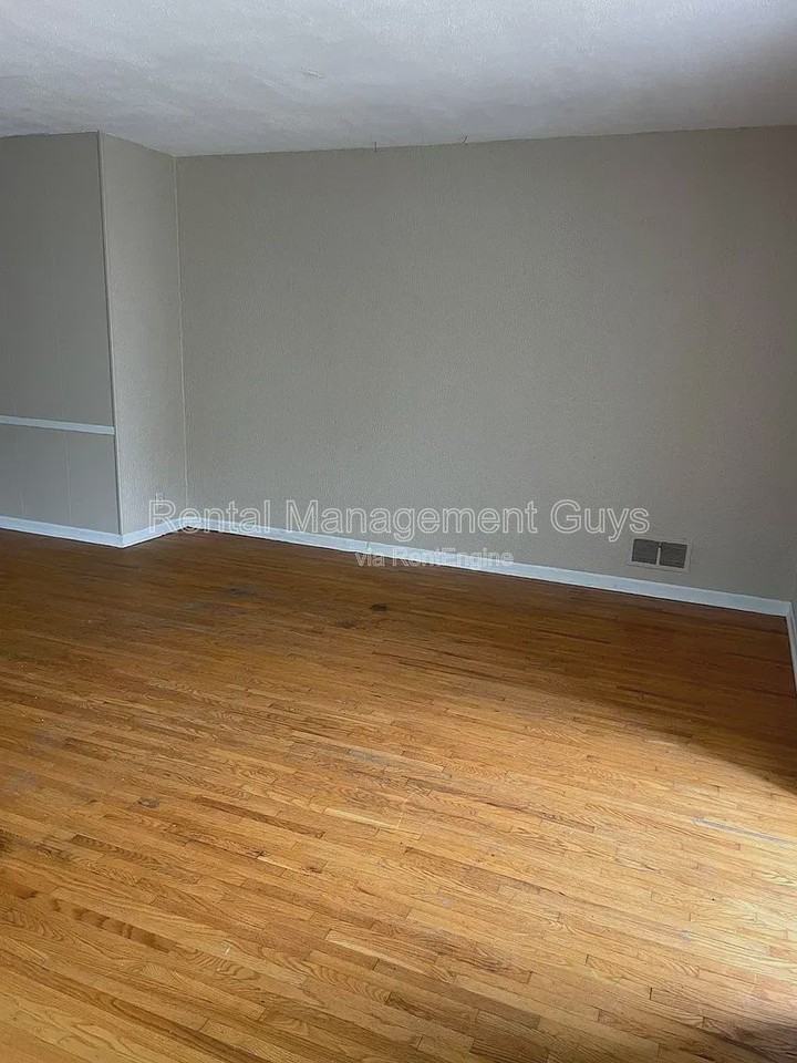 1219 Oxford St - Photo 3 of 6