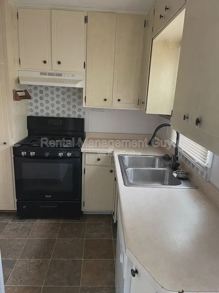 1219 Oxford St - Photo 4 of 6