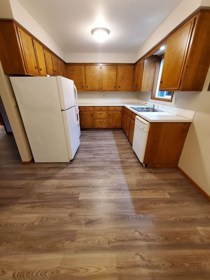 1359 Fir St S - Photo 3 of 10