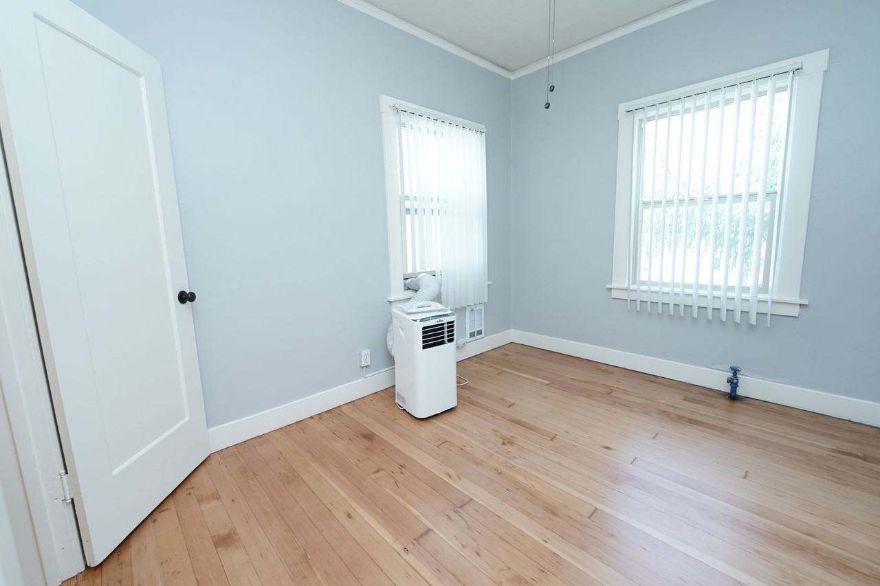 Chrisler Manor - Photo 3 of 16