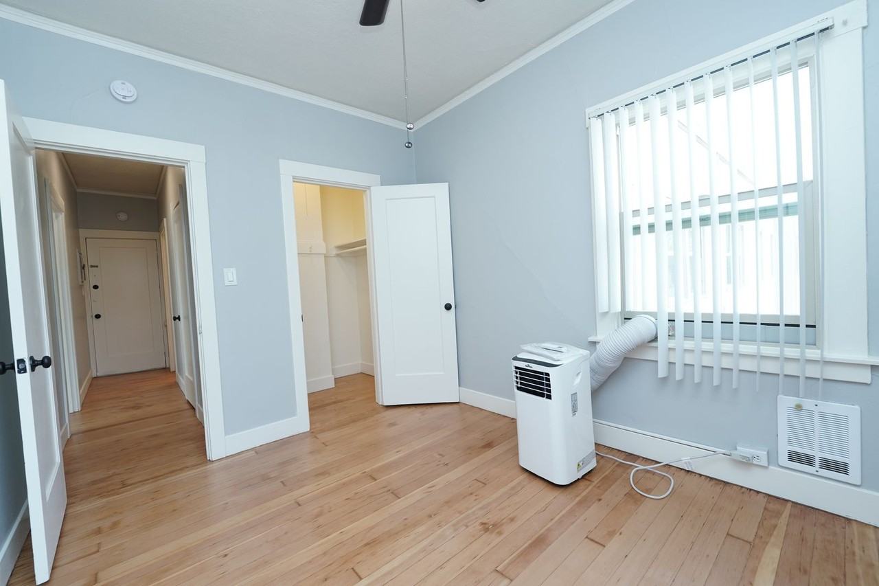 Chrisler Manor - Photo 4 of 16