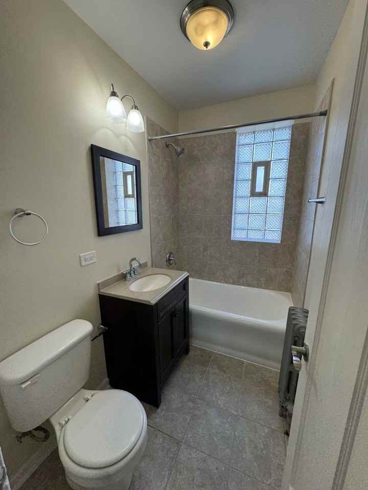 2512 N Leclaire Ave - Photo 7 of 10