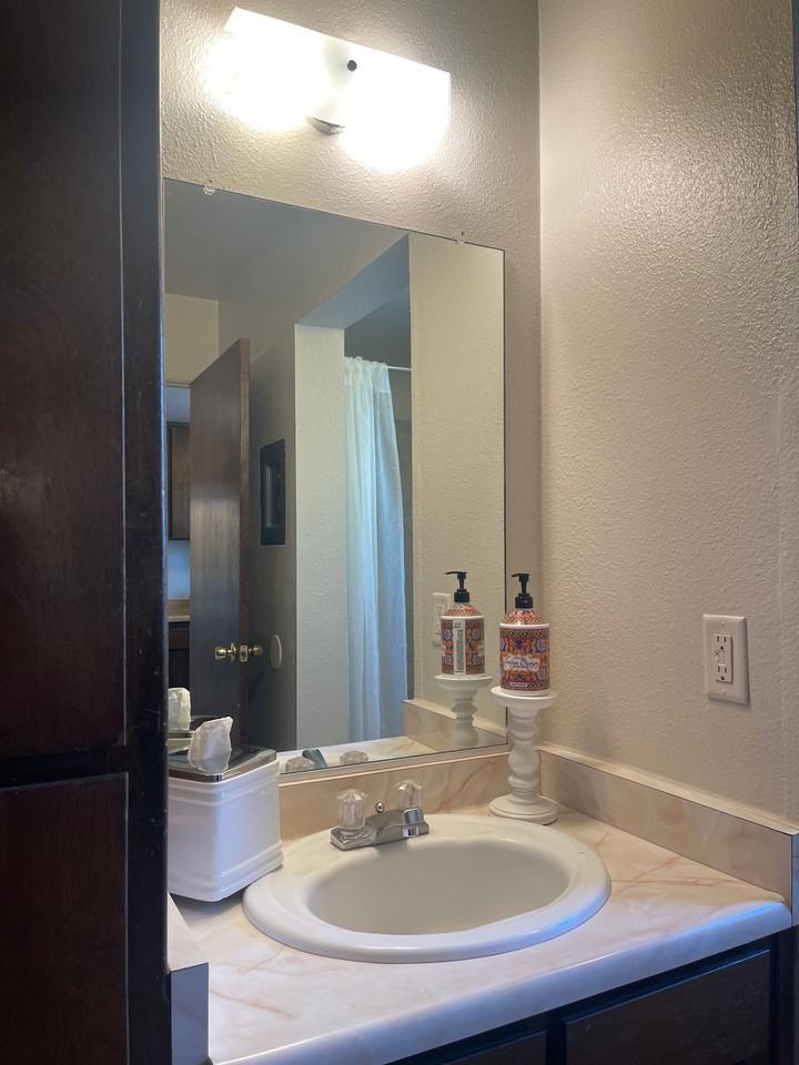 Warner Studios Apartments - Photo 6 of 7