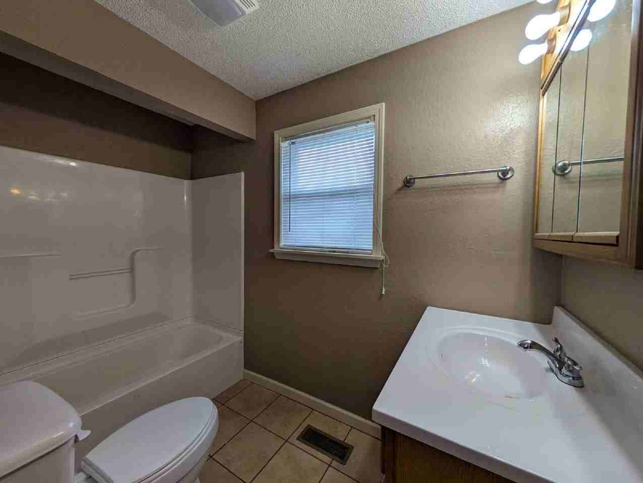 140 Meek St - Photo 5 of 9