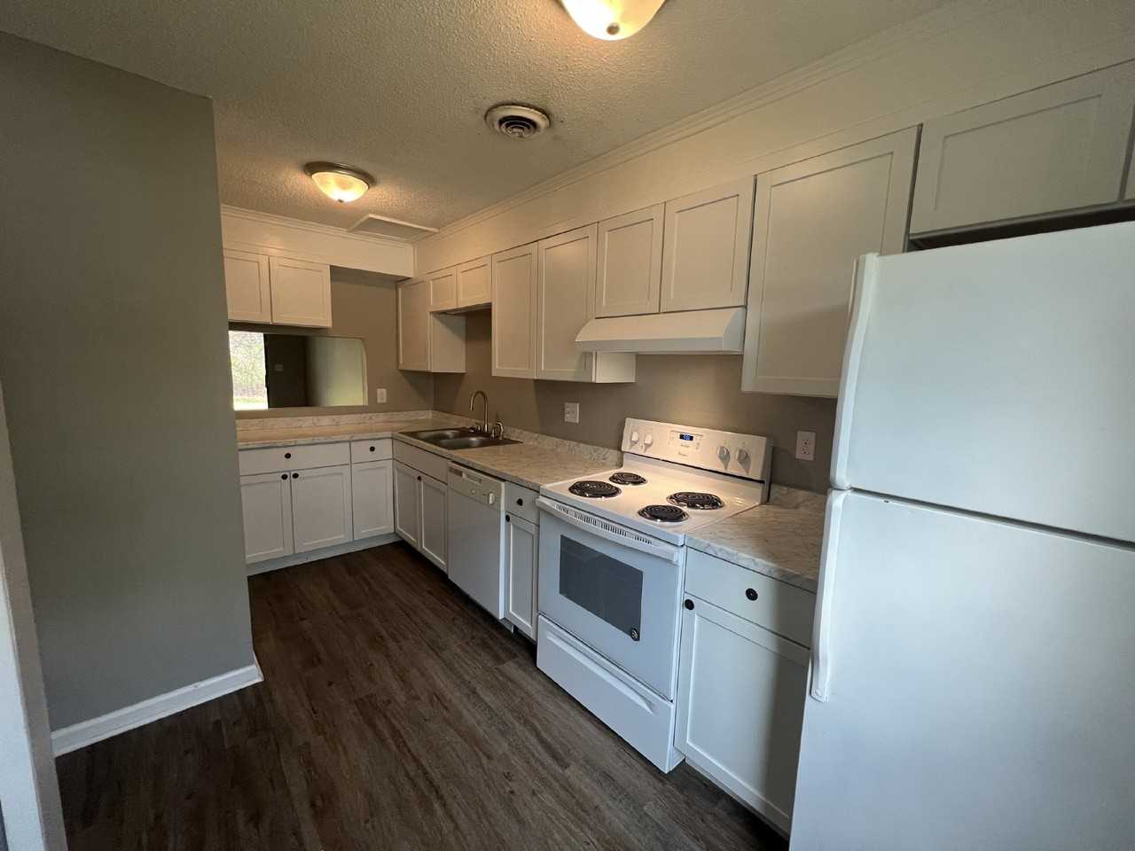 908 W Pine St - Photo 4 of 13