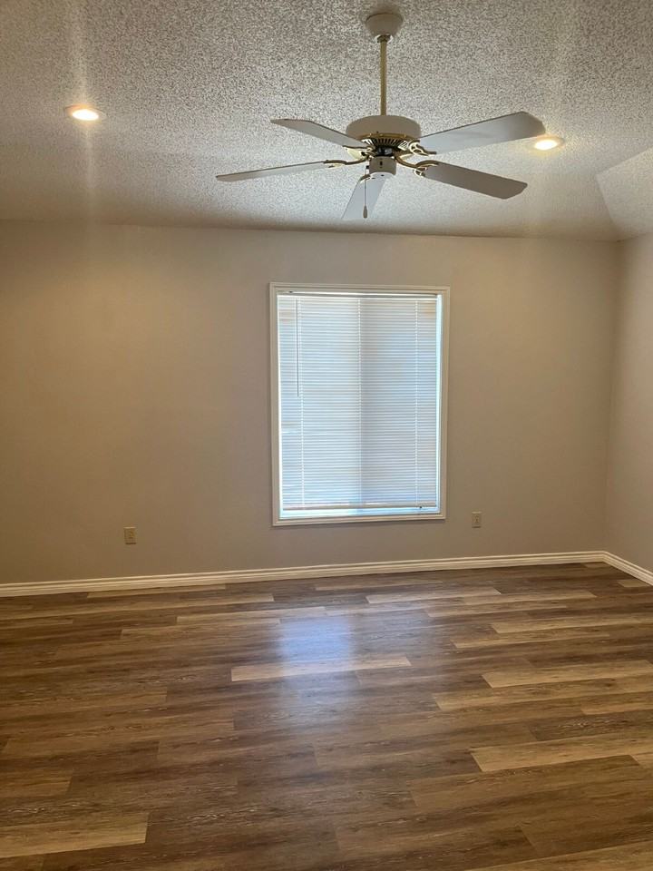 8202 Raleigh Ave - Photo 2 of 13